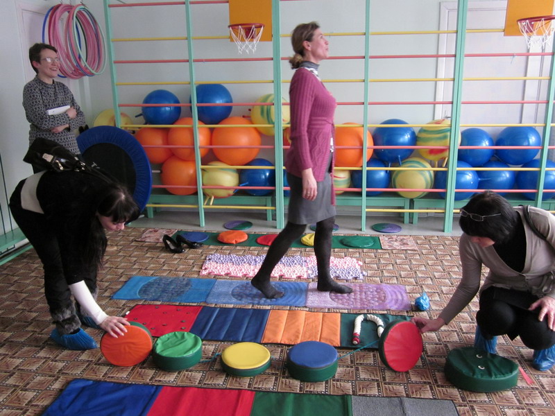 Занятия сенсорикой в детском саду. Сенсорно-моторные стадии развития. Строение двигательной сенсорной системы. Мяч для сенсорной интеграции. Сенсорная интеграция оборудование для занятий.