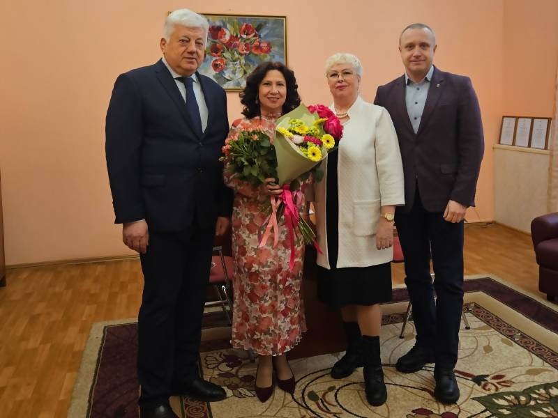 Карлсон поздравляет с днем рождения
